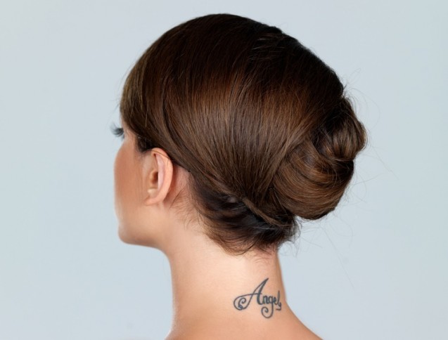 Tato wanita di leher belakang