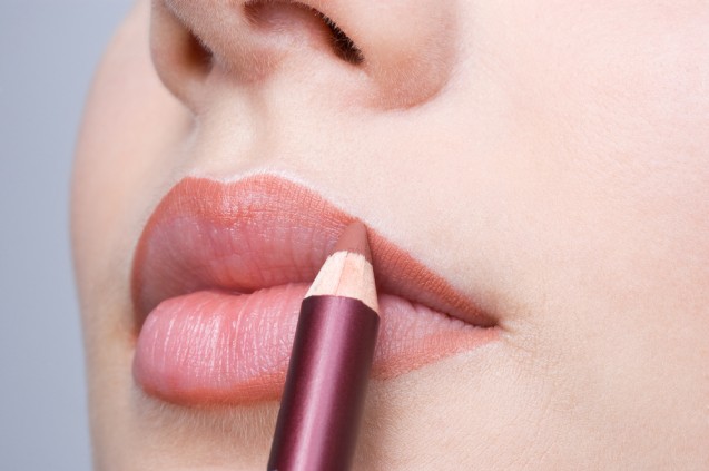 Gunakan lip liner untuk membuat bibir seksi