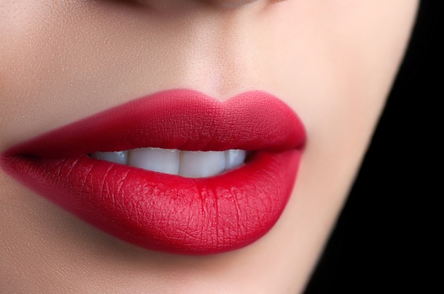 Membuat bibir seksi dengan lipstik matte