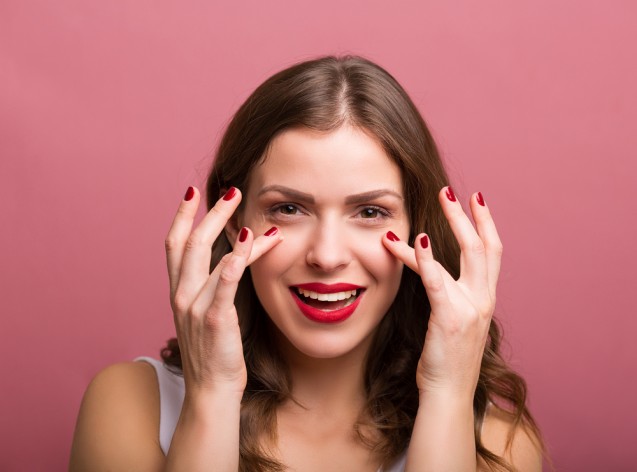 Menggunakan eye cream di sekitar mata