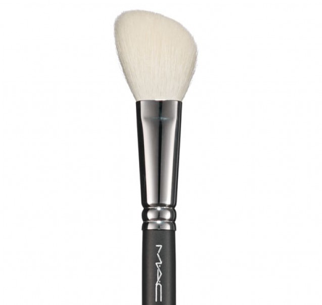 Contouring brush