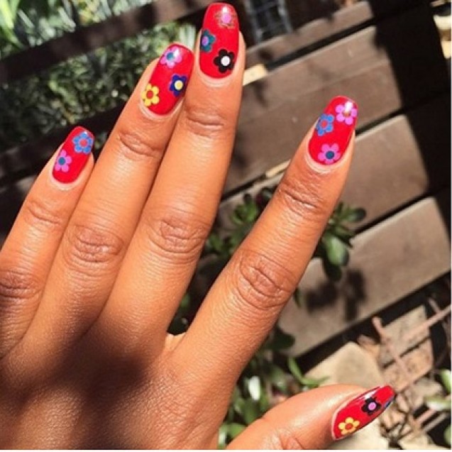 Nail art daisy print
