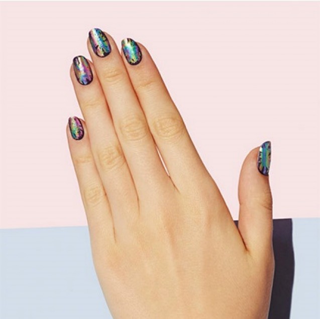 Nail art oil slick