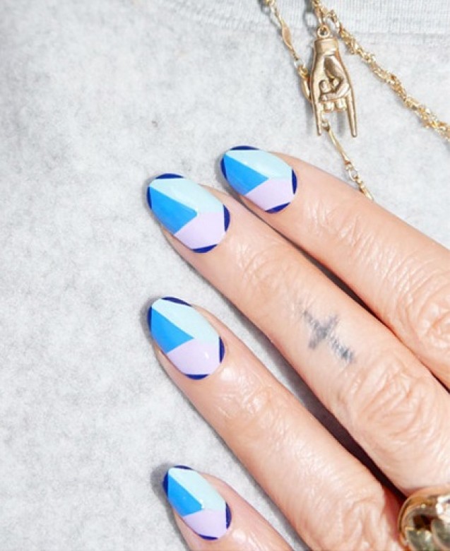 Nail art blue geometric