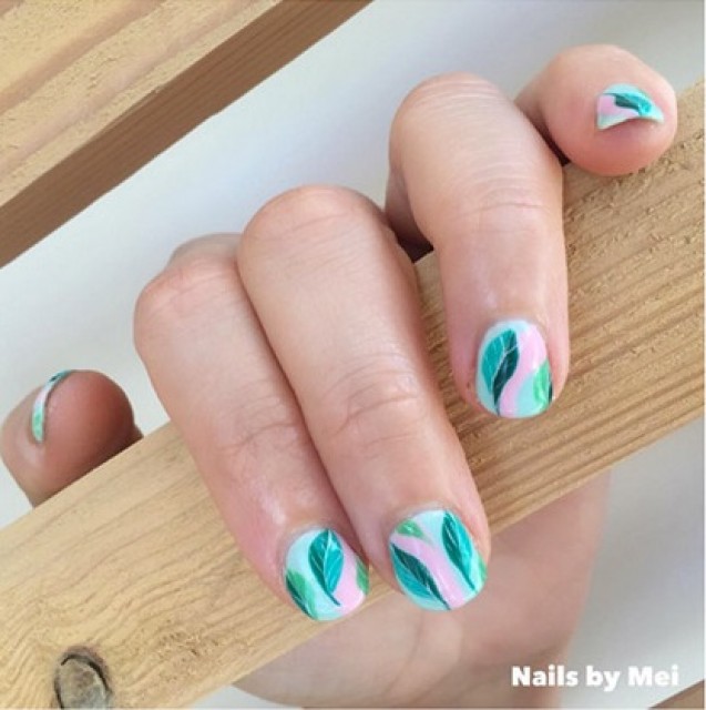 Nail art palm tree patterns