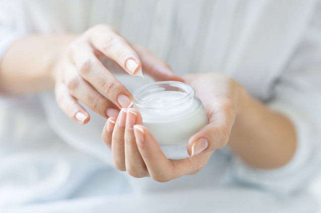 Memakai moisturizer