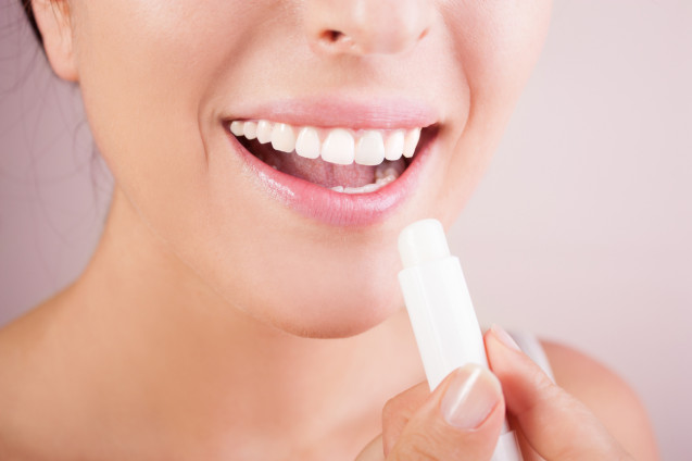 Menggunakan lip balm