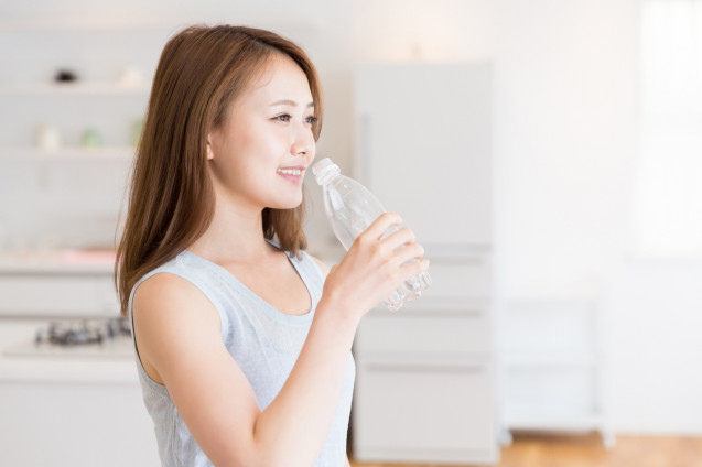 Minum air 